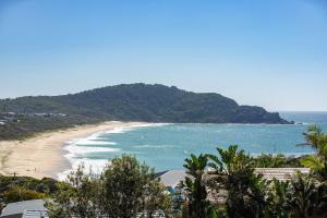 een uitzicht op het strand en de oceaan bij Laaqua in Blueys Beach +6 foto's