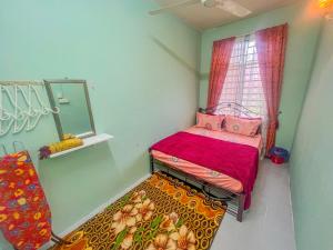 Ένα ή περισσότερα κρεβάτια σε δωμάτιο στο Nail Homestay Kuala Besut