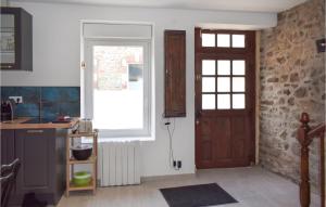 Η κουζίνα ή μικρή κουζίνα στο 1 Bedroom Stunning Home In Ploubazlanec