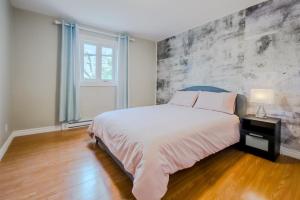 Un pat sau paturi într-o cameră la Nice River & Mountain View+4 Beds+Free parking
