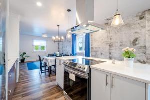 a kitchen with white countertops and a dining room at Nice River & Mountain View+4 Beds+Free parking in McMasterville