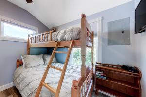 Krevet ili kreveti na sprat u jedinici u okviru objekta Many Happy Returns - Belle of Maine Cottage 9