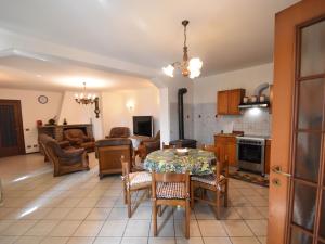 eine Küche und ein Wohnzimmer mit einem Tisch und Stühlen in der Unterkunft Attractive Holiday Home in Trarego Viggiona with Garden in Trarego Viggiona