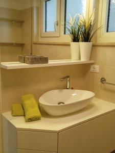 bagno con lavandino bianco e specchio di Apartment Himmelreich 29 a Plaus