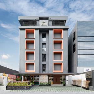 ein Bürogebäude mit einer Uhr darüber in der Unterkunft Aspira Parc Sukhumvit 22 in Bangkok