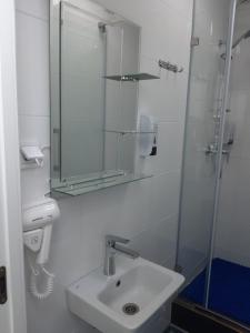 Ванна кімната в CAPS LOCK Airport Hotel