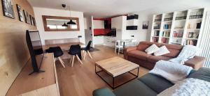 ein Wohnzimmer mit einem Sofa und einem Tisch in der Unterkunft Grand Bijoux in Breuil-Cervinia