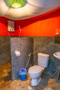 uma casa de banho com um WC e um lavatório em แสงเหนือแคมป์ปิ้งม่อนแจ่ม em Ban Mae Raem