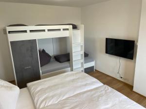 Łóżko lub łóżka w pokoju w obiekcie Wohnen im ehemaligen Kloster in Schörfling am Attersee