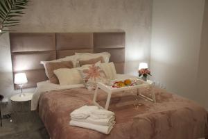 uma cama com toalhas e uma bandeja em cima em SPA Romantique ... Esprit LOVE em Mulhouse