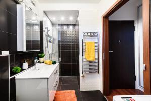 Bathroom sa HÍD19 APARTMAN GYŐR BELVÁROS-FREE PARKING-TERRACE az RQ VÍZI ÉLMÉNYPARK ÉS GYÓGYFÜRDŐNÉL