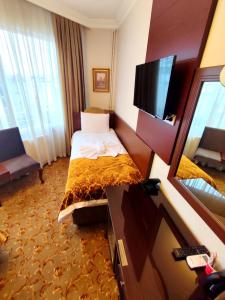 A television and/or entertainment centre at HOTEL EURO DIAMOND