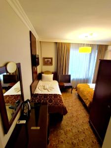 A bed or beds in a room at HOTEL EURO DIAMOND