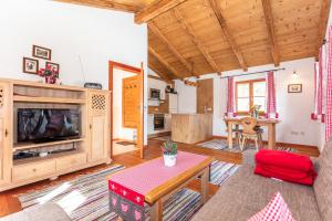 un soggiorno con TV e tavolo di Leitnerhof a Bad Reichenhall