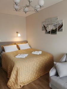 ein Schlafzimmer mit einem Bett mit zwei Handtüchern darauf in der Unterkunft EVARENT Buto nuoma Birštone in Birštonas