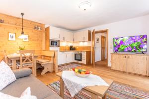 un soggiorno con divano e sala da pranzo di Leitnerhof a Bad Reichenhall