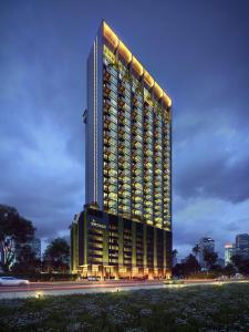 Un grand bâtiment avec des lumières allumées la nuit dans l'établissement 2BR Georgetown Luxury Suite #RoofTopPool #Beacon, à George Town