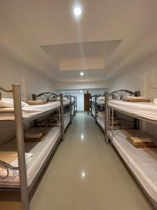 Uma cama ou camas num quarto em Phi Phi Paradise Hostel