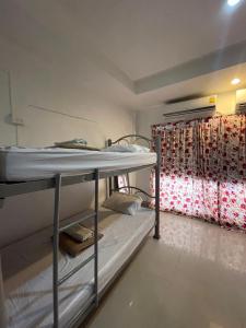 Uma cama ou camas num quarto em Phi Phi Paradise Hostel