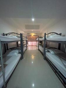 Uma cama ou camas num quarto em Phi Phi Paradise Hostel