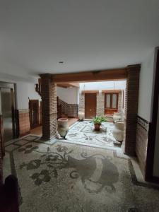 Großes Zimmer mit Stühlen und einem Teppich in der Unterkunft Apartamento Santa Inés in Granada