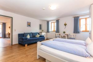 un soggiorno con letto e divano di Leitnerhof a Bad Reichenhall