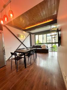 - un salon avec une table, des chaises et un canapé dans l'établissement Pere Lachaise Apartment, à Paris