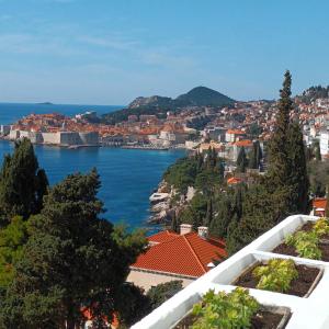 vistas a la ciudad de Dubrovnik y al océano en Apartment Moonlight, en Dubrovnik