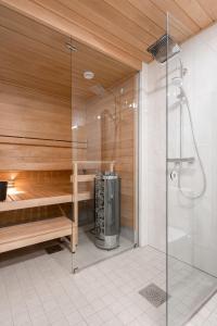 a bathroom with a shower and a walk in shower at 2ndhomes Tampere "Kaplan #2" Luxury Apartment - Sauna & Balcony in Tampere