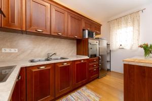 Kuchyň nebo kuchyňský kout v ubytování GOLDEN HOPE 4+1 APARTMENT KRK