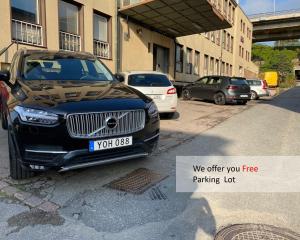 czarny samochód zaparkowany na parkingu w obiekcie Metro Apart Hotel w Sztokholmie