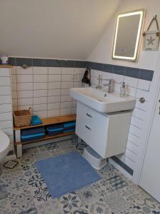 Bathroom sa Charmantes Ferienhaus in Nordfriesland
