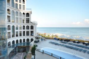 巴統的住宿－鬥獸場碼頭酒店，从酒店阳台可欣赏到海景