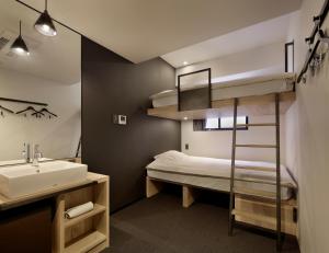 Postel nebo postele na pokoji v ubytování Piece Hostel Sanjo
