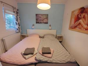 a bedroom with a bed with two towels on it at Ferienhäuschen Alte Schmiede, 35647 in Uplengen