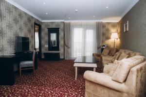 巴統的住宿－鬥獸場碼頭酒店，带沙发和钢琴的客厅