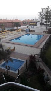 uma grande piscina num grande edifício em Cozy apartment very close to Yumbo Center em Playa del Inglés