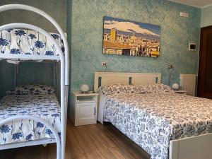 - une chambre avec 2 lits et une photo sur le mur dans l'établissement B&B CATANIA CENTRO - Charme & More, à Catane
