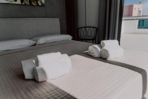 A bed or beds in a room at Suite Donna Edwige by MONHOLIDAY