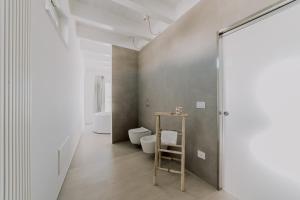 A bathroom at Suite Donna Edwige by MONHOLIDAY