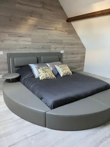 Lestrem的住宿－Chambre privatif spa，一张床上的枕头