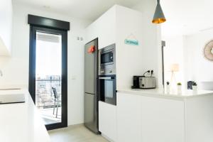 Kuchyňa alebo kuchynka v ubytovaní Apartamento nuevo junto al mar con plaza de garaje!! Perfecto para familias