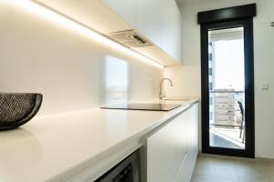 Kuchyňa alebo kuchynka v ubytovaní Apartamento nuevo junto al mar con plaza de garaje!! Perfecto para familias