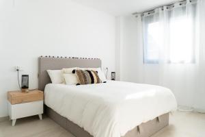 Posteľ alebo postele v izbe v ubytovaní Apartamento nuevo junto al mar con plaza de garaje!! Perfecto para familias