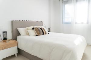 Posteľ alebo postele v izbe v ubytovaní Apartamento nuevo junto al mar con plaza de garaje!! Perfecto para familias