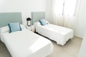 Posteľ alebo postele v izbe v ubytovaní Apartamento nuevo junto al mar con plaza de garaje!! Perfecto para familias