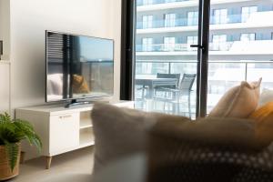 Televízia a/alebo spoločenská miestnosť v ubytovaní Apartamento nuevo junto al mar con plaza de garaje!! Perfecto para familias