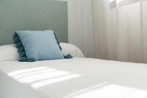 Posteľ alebo postele v izbe v ubytovaní Apartamento nuevo junto al mar con plaza de garaje!! Perfecto para familias