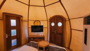TV a/nebo společenská místnost v ubytování Triyana Resort and Glamping