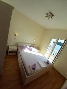 Säng eller sängar i ett rum på Apartments Šojka